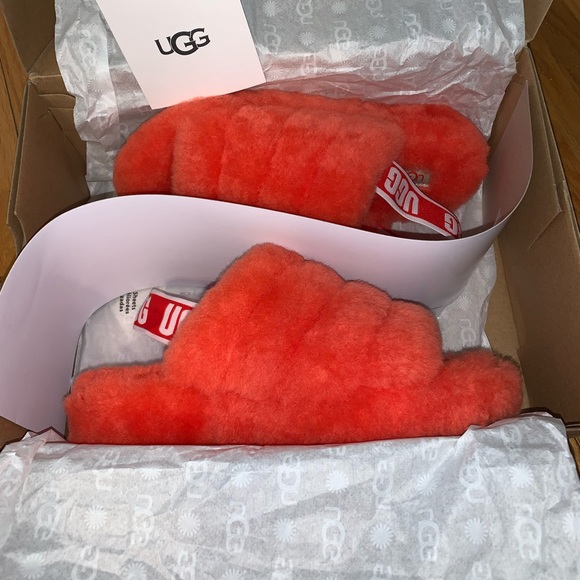 Ugg Fluff Yeah Slide- Bright Red, new in box never worn.. super cozy Size 7/7.5 - Picture 6 of 7